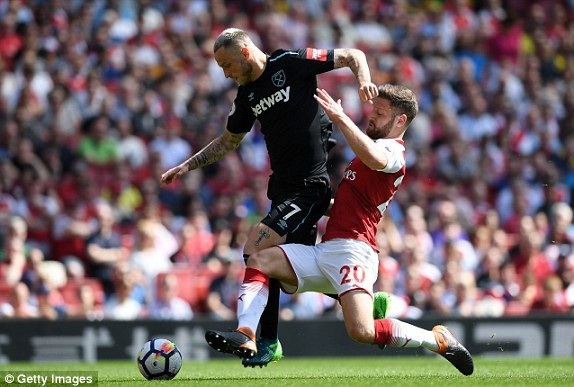 Arsenal 4-1 West Ham: Tưng bừng 10 phút cuối trận - 3
Mustafi (phải) trong nỗ lực ngăn cản Arnautovic