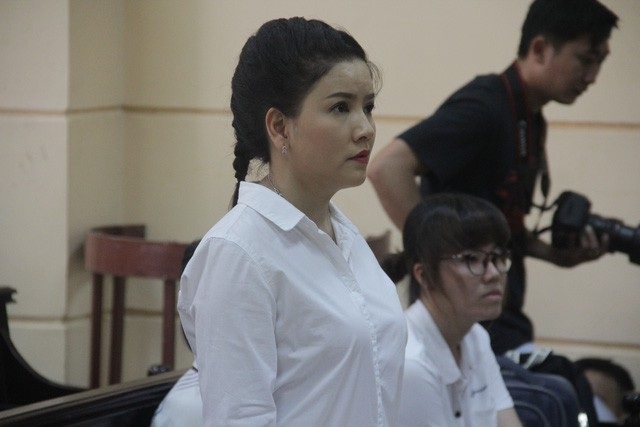 Diễn viên Ngọc Trinh và Nhà hát kịch TPHCM lại đưa nhau ra tòa - 1 Diễn viên Ngọc Trinh tại phiên tòa sơ thẩm.