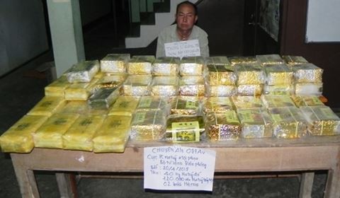 Bắt "ông trùm" vận chuyển 40kg ma túy dạng "đá", 120.000 viên ma túy trên lằn ranh biên giới - 1 Đối tượng Thong Sỉ Giàng và tang vật vụ án bị thu giữ