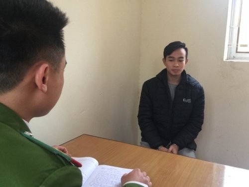 Ép vàng quanh người: "Độc chiêu" của tay buôn lậu xuyên quốc gia - 4
Đối tượng Nguyễn Huy Hoàng tại cơ quan công an.