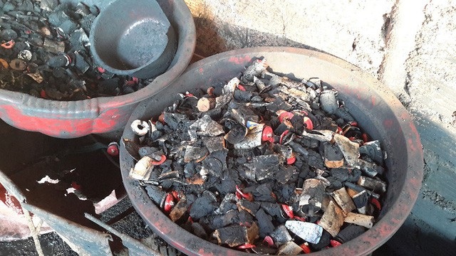 Không nên quay lưng với cà phê Việt sau vụ “cà phê nhuộm pin” - 2 Pin con ó là một phần nguyên liệu tại cơ sở sản xuất cà phê bẩn. (Ảnh: Dương Phong).
