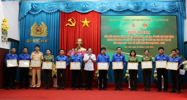 Nhiều mô hình hay của tuổi trẻ Tây Nam Bộ góp phần giảm tệ nạn xã hội - 2 Trao Bằng khen cho các tập thể, cá nhân có thành tích tốt trong thực hiện chương trình.