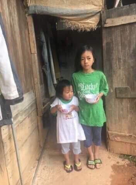 Mẹ thập tử nhất sinh, 2 con thơ khắc khoải chờ mong - 6 Xác nhận hoàn cảnh khó khăn từ chính quyền địa phương và 2 đứa trẻ bên gian nhà gỗ đang rao bán