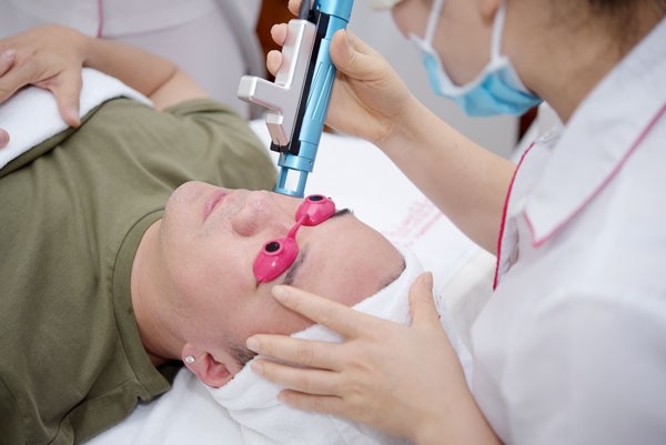 Thiên Hà Spa - Nơi "ông hoàng nhạc Việt" tin tưởng gửi gắm thanh xuân - 2 Trước và sau những show diễn dày đặc cả trong nước và nước ngoài, Đàm Vĩnh Hưng luôn tranh thủ tận dụng khoảng thời gian quý giá bay ra Hà Nội để được Thiên Hà spa chăm sóc giữ gìn nhan sắc mãi mãi tuổi thanh xuân của mình.