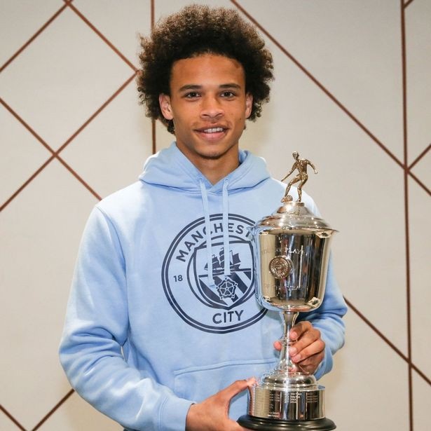 
Tiền đạo trẻ của Man City Leroy Sane nhận danh hiệu Cầu thủ trẻ hay nhất năm do PFA bình chọn
