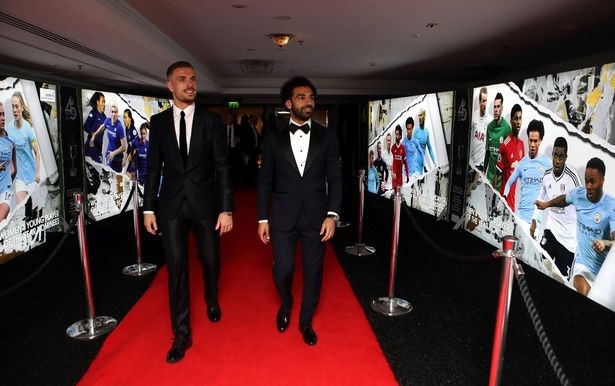 
Jordan Henderson (trái) và Mohamed Salad (phải) tới tham dự buổi trao giải của PFA
