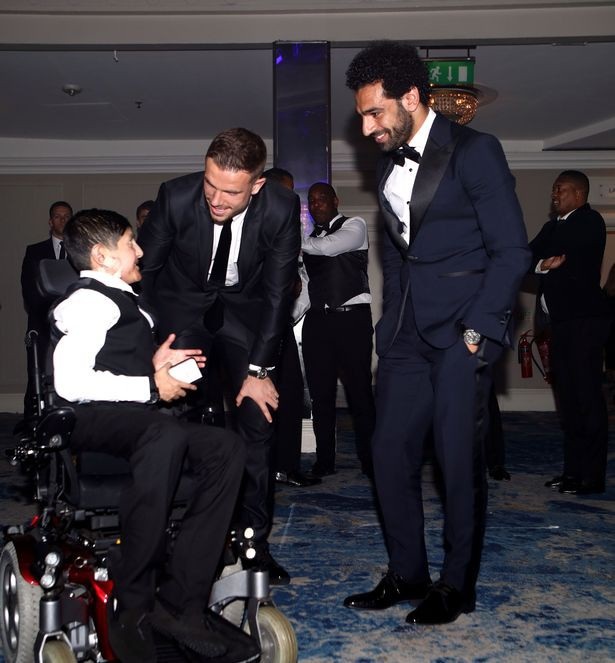 
Henderson, Salah nói chuyện với Moin Younis (phải)
