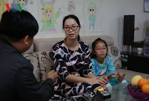 “Tôi dạy con học tiếng Việt từ khi bé còn trong bụng mẹ” - 1
Chị Nguyễn Thu Hương và con gái đang trò chuyện với phóng viên VOV