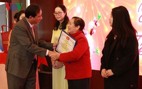 “Tôi dạy con học tiếng Việt từ khi bé còn trong bụng mẹ” - 2
Chị Hương (áo dài vàng) và bà Mỹ (áo đỏ) trong buổi tôn vinh những kiều bào có nhiều đóng góp cho cộng đồng của Tổng Lãnh sự quán Việt Nam tại Nam Ninh