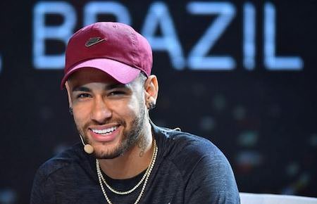 Dính chấn thương nặng, Neymar vẫn đưa bạn gái xinh đẹp đi mua sắm - 3 Neymar đang rất lạc quan về ngày trở lại