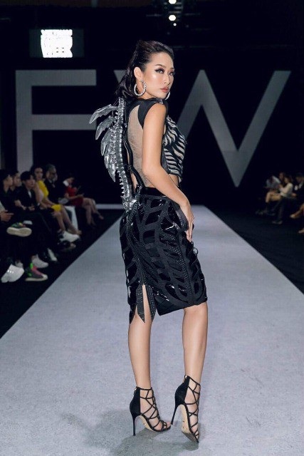 
Người mẫu Quỳnh Thy cũng là một ca lạ góp phần trong các thảm họa thời trang khi diện váy da cut-out kết hợp với bộ xương kim loại sau lưng khó hiểu.
