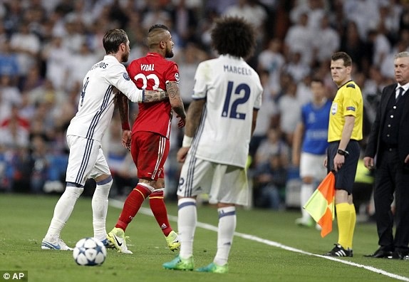Bayern Munich - Real Madrid: Bại binh phục hận - 3
Bayern Munich sẽ gặp nhiều khó khăn khi Vidal vắng mặt do chấn thương