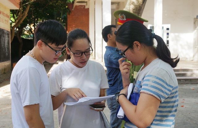 Thí sinh Nghệ An bàn luận sau buổi thi tại Kỳ thi THPT quốc gia năm 2017
