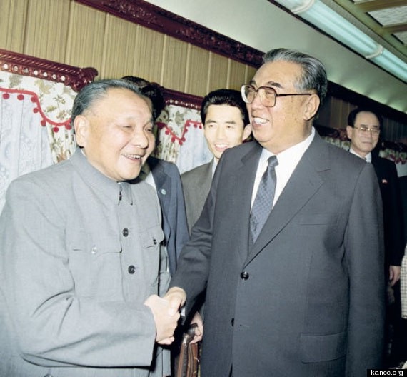 Ông Kim Jong-un "dọn đường" cho cải cách kinh tế - 3 Cố lãnh đạo Triều Tiên Kim Nhật Thành bắt tay cố lãnh đạo Trung Quốc Đặng Tiểu Bình (Ảnh: KANCC)