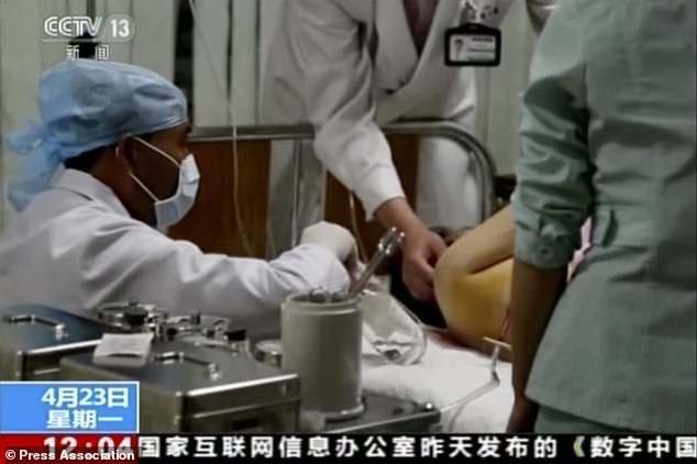 Hiện trường vụ tai nạn khiến 32 người Trung Quốc thiệt mạng tại Triều Tiên - 2 Một nạn nhân bị thương trong vụ tai nạn được điều trị trong bệnh viện (Ảnh: CCTV)