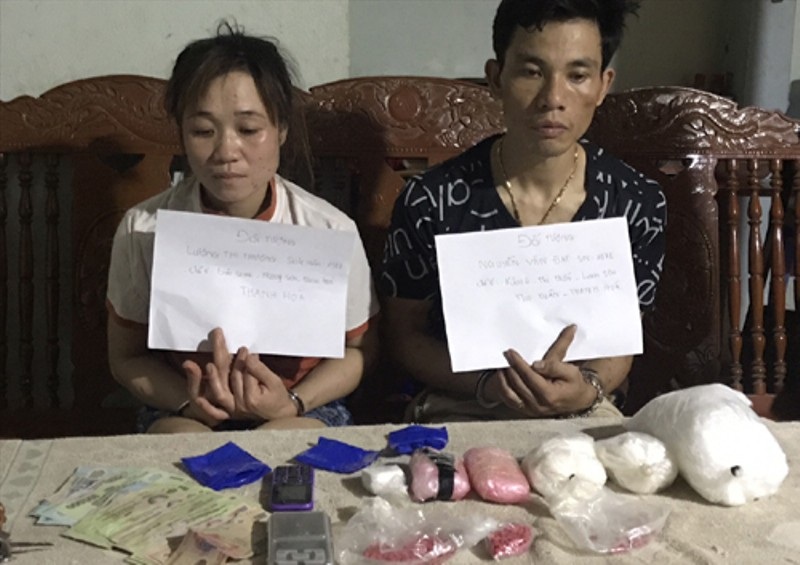 Chồng vừa bị bắt vì buôn ma túy, vợ “tiếp bước” theo chồng - 1 Các đối tượng và tang vật vụ án