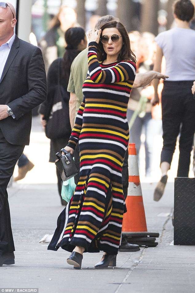 Nữ diễn viên 48 tuổi lần đầu lộ bụng bầu - 1
Rachel Weisz sành điệu xuất hiện trên đường phố New York ngày 23/4 vừa qua