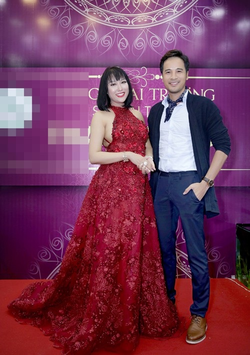 Phi Thanh Vân nổi bật với đầm đỏ - 7