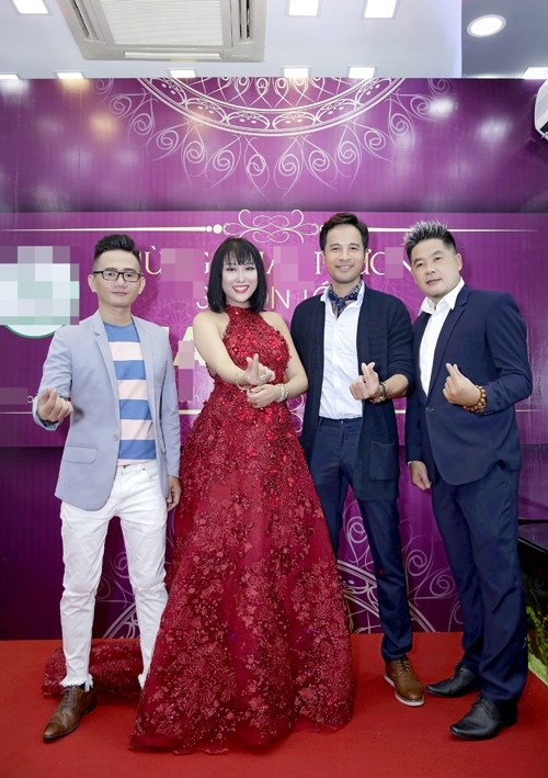 
MC Nhật Huy (trái) bên các đồng nghiệp
