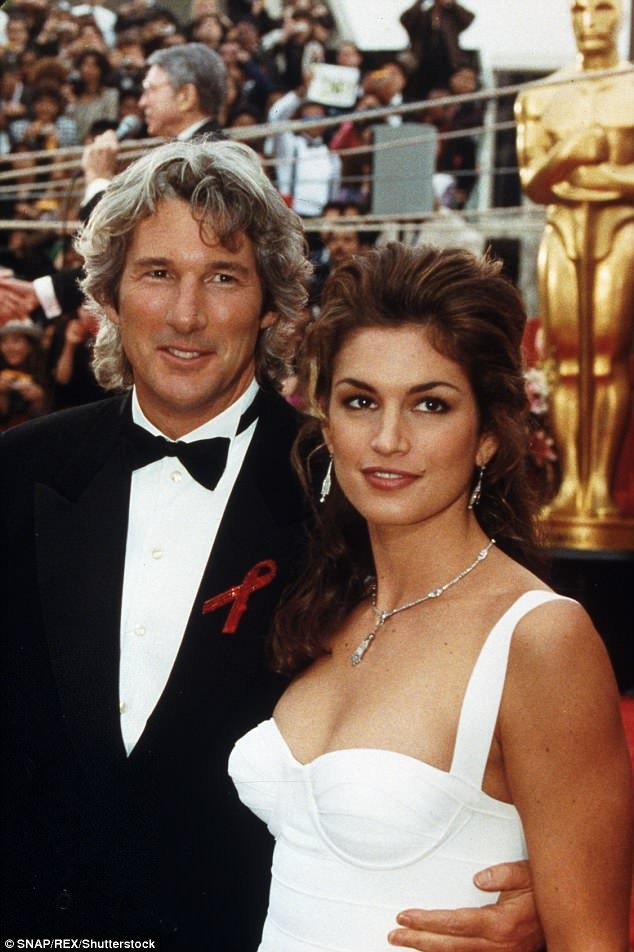 Richard Gere tái hôn ở tuổi 68 - 7
Nam diễn viên tài năng từng kết hôn với siêu mẫu Cindy Crawford từ năm 1991 - 1995. Alejandra thì cũng từng qua 1 lần đò, cocó 1 con trai riêng 5 tuổi còn con riêng của Gere năm nay 17 tuổi.
