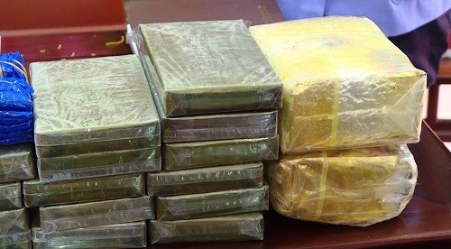 Thầy giáo vận chuyển trái phép 15 bánh heroin - 2 Tang vật của vụ án.