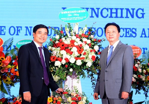 Ra mắt Trường Đào tạo, bồi dưỡng cán bộ tài nguyên và môi trường - 1 Bộ trưởng Trần Hồng Hà tặng hoa chúc mừng tập thể lãnh đạo Trường Đào tạo, bồi dưỡng cán bộ tài nguyên và môi trường.