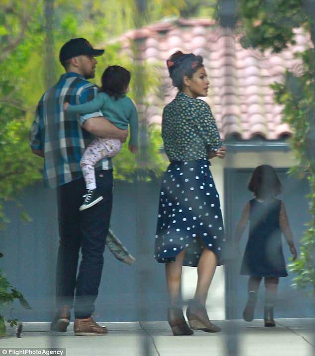 Tài tử “La La Land” tậu biệt thự 8 triệu đô la Mỹ cho vợ con - 1
Ryan Gosling và Eva Mendes đưa hai con gái tới thăm nhà mới, ngày 23/4.