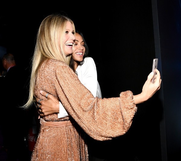Gwyneth Paltrow đọ dáng với Zoe Saldana - 1
Gwyneth Paltrow thân thiết chụp hình bên đồng nghiệp Zoe Saldana khi dự công chiếu phim mới Avengers: Infinity War tại Los Angeles, California, Mỹ ngày 23/4 vừa qua