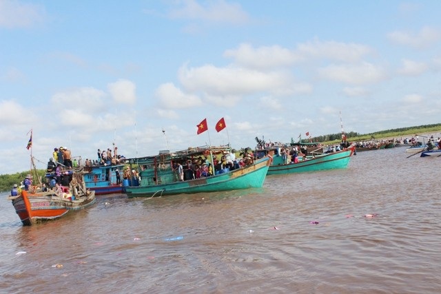 Kiểm soát chặt phương tiện tại lễ hội từng xảy ra chìm tàu - 1 Lễ hội Nghinh Ông thường có rất đông tàu thuyền và người dân tham gia.