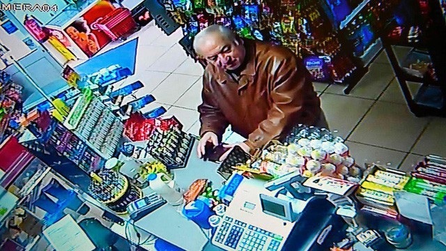 Ông Sergei Skripal mua đồ tại một cửa hàng ở Salisbury vài ngày trước khi nghi bị tấn công (Ảnh: AFP)