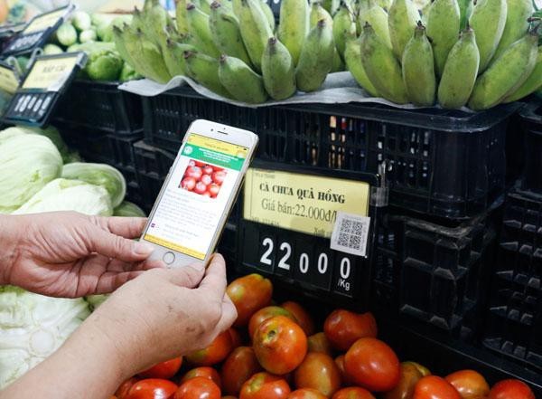 Truy xuất nguồn gốc để thực phẩm sạch từ trang trại đến bàn ăn - 1 Ngày càng có nhiều doanh nghiệp sử dụng tem QR Code cho sản phẩm (Ảnh: Kinh tế Đô thị)