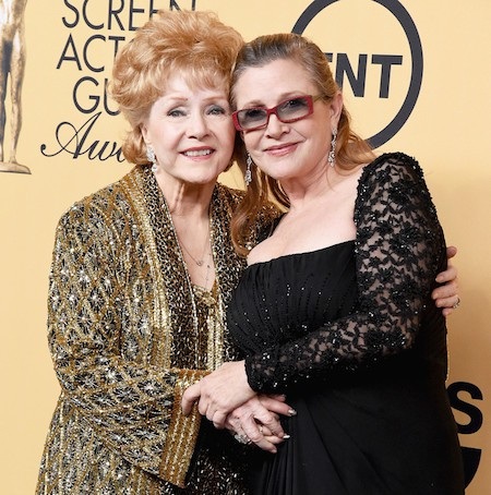 Sự ra đi đường đột của những ngôi sao làng giải trí - 3 Vào hôm 27/12/2016, Carrie Fisher, ngôi sao nổi tiếng của loạt phim “Star wars” đã bất ngờ qua đời do bị truỵ tim. Điều đáng nói là ngay sau đó một ngày, bà mẹ Debbie Reynolds của Carrie Fisher cũng đã tiếp bước con gái ra đi do bị đột quỵ.