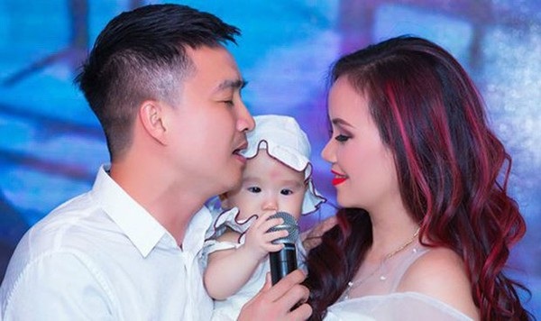 Chiêu "trị" chồng trẻ của nữ diễn viên "gợi" nhất nhì làng giải trí miền Bắc - 3
Hoàng Yến và chồng trẻ trong tiệc sinh nhật lần thứ 42 của cô diễn ra mới đây.