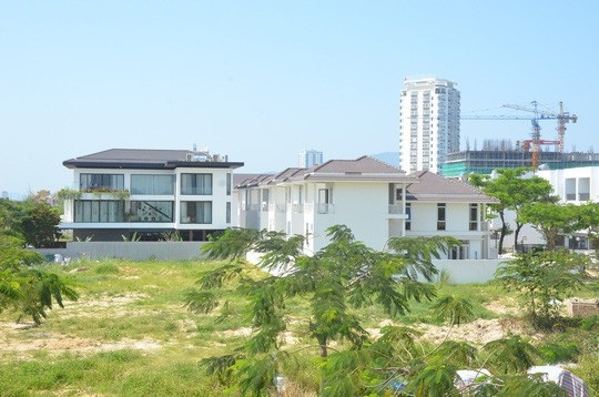 Những bình luận của dân về biệt thự của Giám đốc Công an Đà Nẵng - 1
Khối nhà biệt thự với hướng nhìn ra bờ sông Hàn hiện có giá thị trường 50-60 triệu đồng/ mét vuông đất