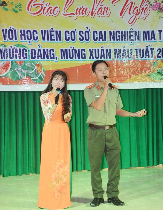 Trung úy công an 9X nhiệt huyết công tác Đoàn thanh niên - 2 Trung úy Phong trong một lần tham gia phong trào văn nghệ.