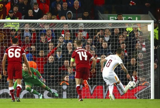 Liverpool 5-2 AS Roma: Bữa tiệc bàn thắng - 1
Perotti (phải) thực hiện thành công quả phạt đền rút ngắn tỉ số xuống 2-5