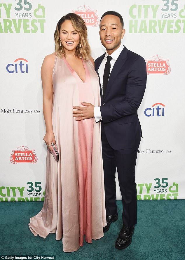Chrissy Teigen bế bụng bầu dự sự kiện - 3
Chrissy Teigen được chồng - ca sỹ John Legend hộ tống dự sự kiện