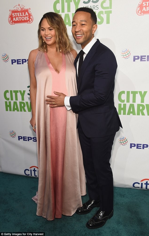 Chrissy Teigen bế bụng bầu dự sự kiện - 4
Siêu mẫu áo tắm được vinh danh vì những hoạt động từ thiện - xã hội trong sự kiện này