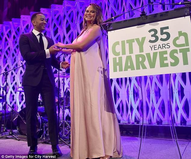 Chrissy Teigen bế bụng bầu dự sự kiện - 5
Người đẹp và chồng hạnh phúc nắm tay nhau trên sân khấu