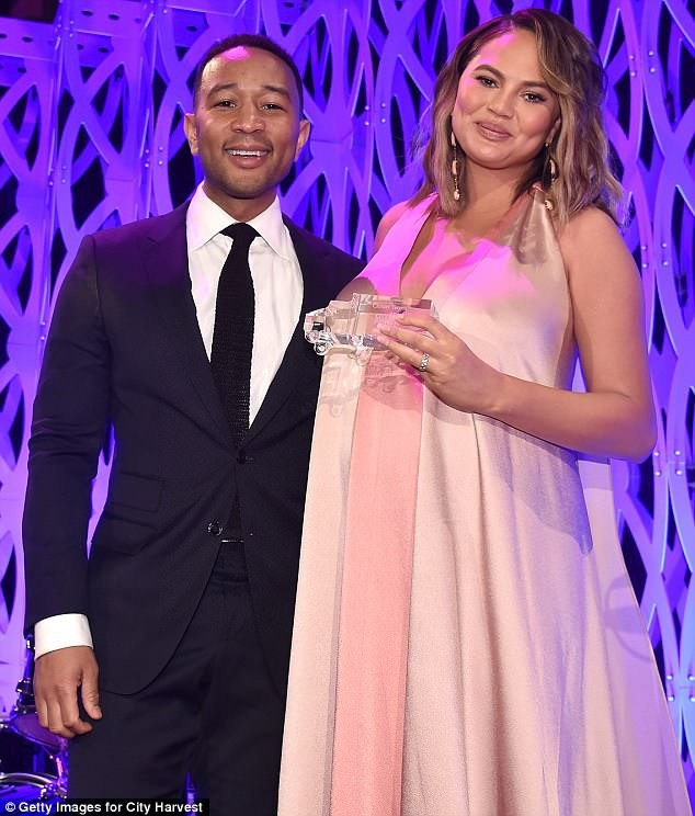 Chrissy Teigen bế bụng bầu dự sự kiện - 6
Chrissy Teigen sẽ sinh một bé trai trong vài tuần tới