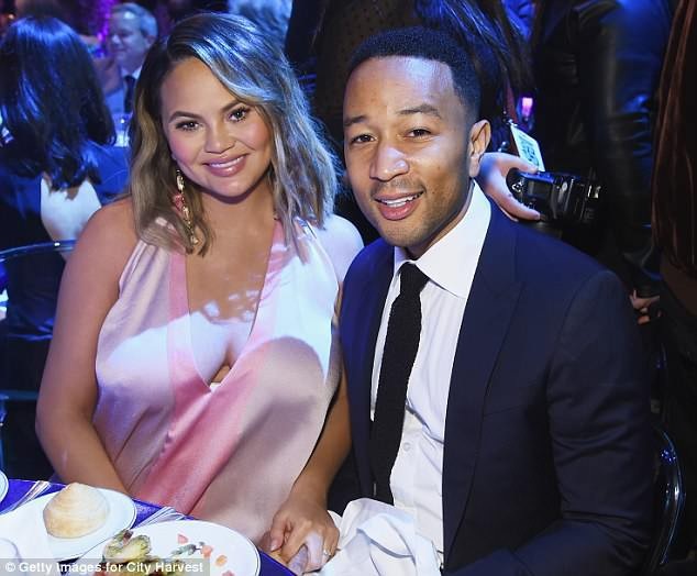 Chrissy Teigen bế bụng bầu dự sự kiện - 8
Cô tiết lộ hai vợ chồng cô dự tính có 3 đứa con cho vui cửa, vui nhà.