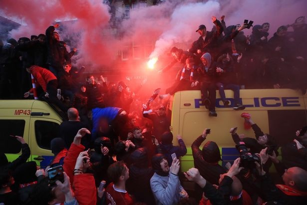 CĐV Liverpool nhảy lên xe cảnh sát, làm loạn trước trận gặp AS Roma - 2 CĐV Liverpool nhảy lên xe cảnh sát, làm loạn trước trận gặp AS Roma - 2
