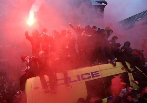 CĐV Liverpool nhảy lên xe cảnh sát, làm loạn trước trận gặp AS Roma - 3 CĐV Liverpool nhảy lên xe cảnh sát, làm loạn trước trận gặp AS Roma - 3