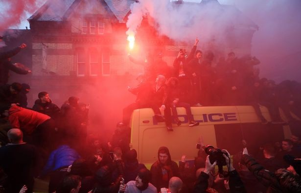 CĐV Liverpool nhảy lên xe cảnh sát, làm loạn trước trận gặp AS Roma - 4 CĐV Liverpool nhảy lên xe cảnh sát, làm loạn trước trận gặp AS Roma - 4