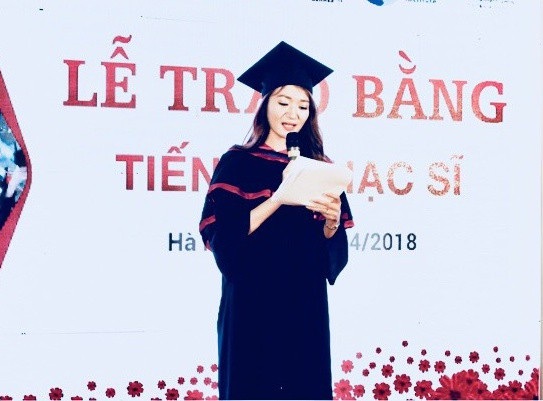 Nhan sắc nữ MC VTV đạt Á quân Cầu vồng 2009 từng sợ hãi đám đông - 7 Vân Anh nhận lời làm MC cho buổi lễ trao bằng tiến sĩ, thạc sĩ. “Để thành công trong bất cứ công việc gì, thì tư duy logic và khả năng giải quyết vấn đề là những yếu tố thiết yếu. Và chuyên ngành tôi lựa chọn tại Ngoại thương, giúp tôi học được cách tư duy nhạy bén và sự linh hoạt trong xử lý tình huống”, Vân Anh nói.