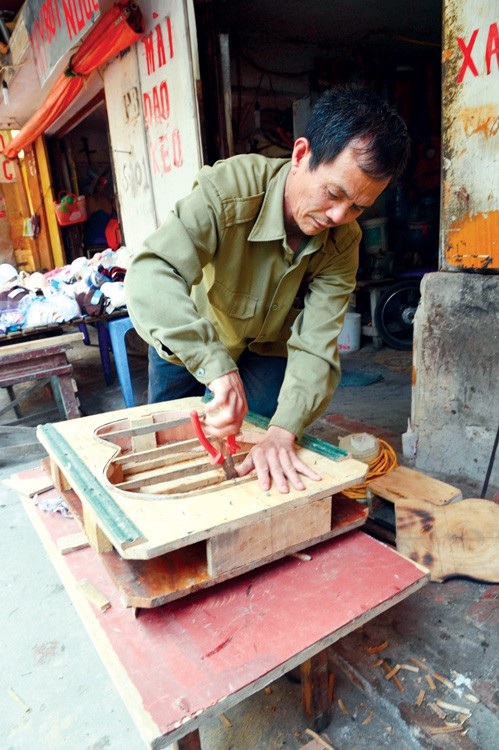 Hà Nội có một xưởng đàn... - 2
Ông Kỉnh chế tác đàn guitar
