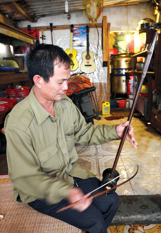 Hà Nội có một xưởng đàn... - 3
Nghệ nhân Kỉnh chơi được nhiều nhạc cụ