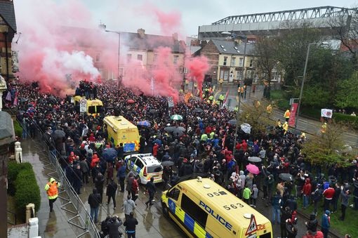 Liverpool 5-2 AS Roma: Bữa tiệc bàn thắng - 11
Cổ động viên hai đội kéo tới Anfield, pháo sáng được đốt ngay từ bên ngoài sân. Cổ động viên Roma không hiền lành và được dự báo có khả năng sẽ xung đột với cổ động viên của Liverpool