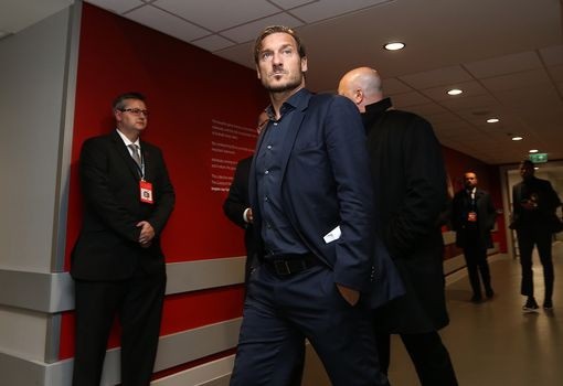 Liverpool 5-2 AS Roma: Bữa tiệc bàn thắng - 14
Totti và toàn đội Roma tới Anfield. Hơn chục năm trước, Tottenham thời còn thi đấu đã cùng Roma làm khách ở Anfield và thua với tỉ số 0-2