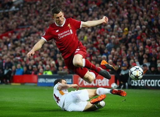 Liverpool 5-2 AS Roma: Bữa tiệc bàn thắng - 8
Milner nhảy lên tránh cú xoạc bóng của cầu thủ Florenzi